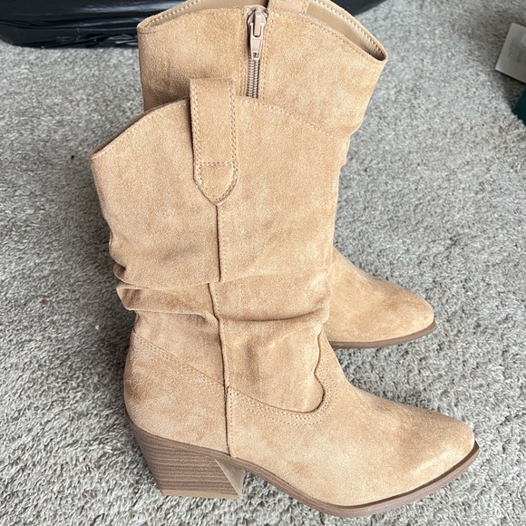 New without tags. Time and Tru Tan Heeled Boots. Size 9 - Picture 6 of 6